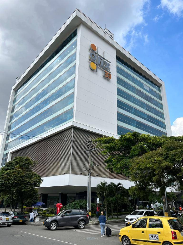 Edificio donde se encuentra el consultorio OMES en Medellín